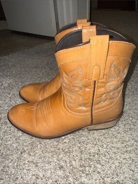Dingo tan leather cowboy boots 👢
